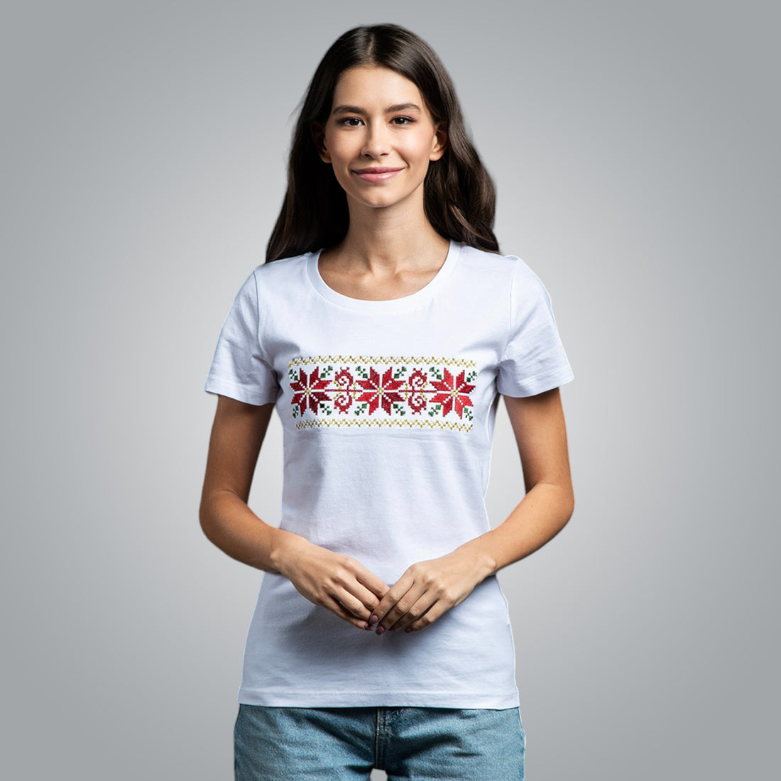 Бяла дамска тениска с хоризонтална червено-зелена шевица "Капанска" на гърдите, фронтален изглед