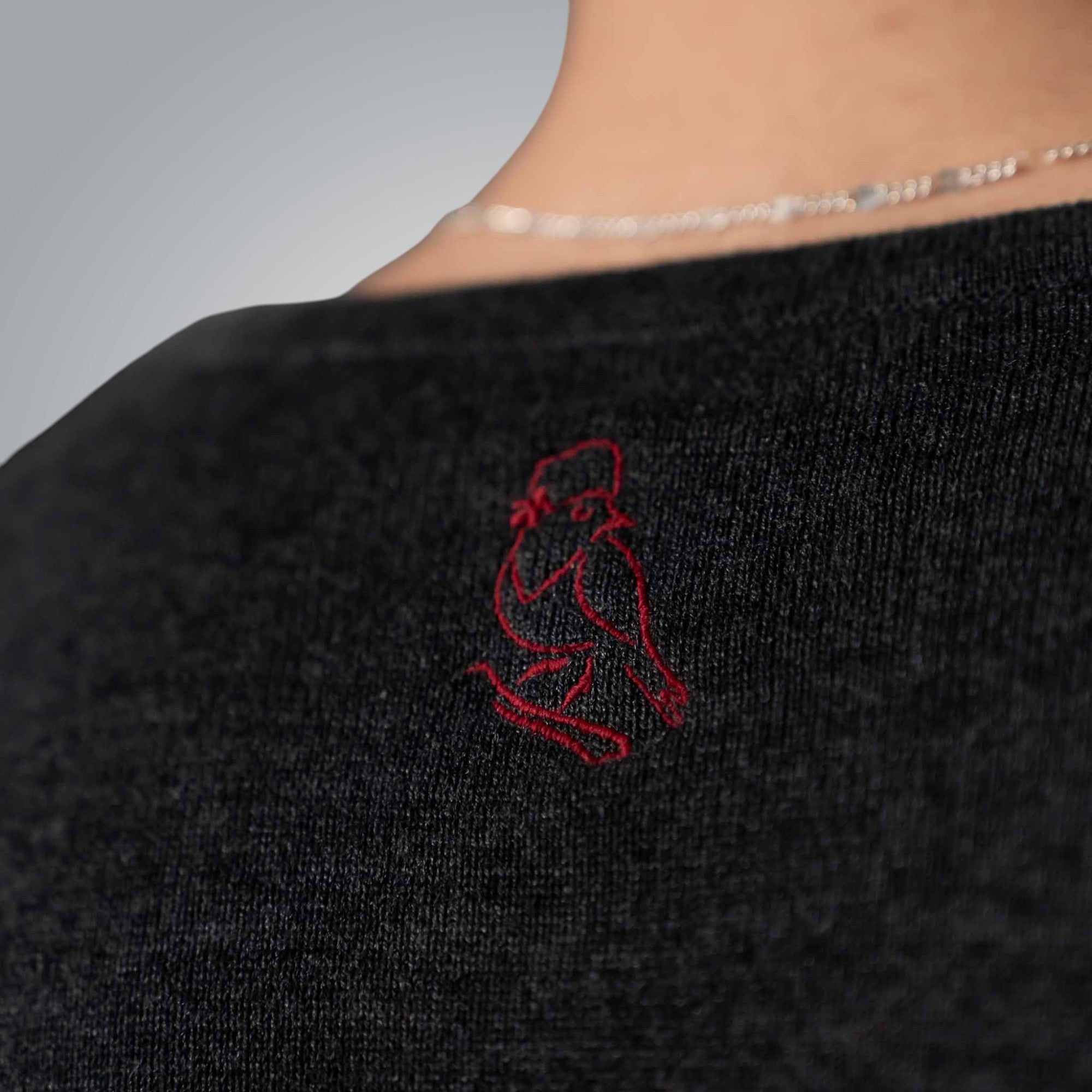 Детайл от гърба на пуловер Канатица с фина текстура и изчистен дизайн