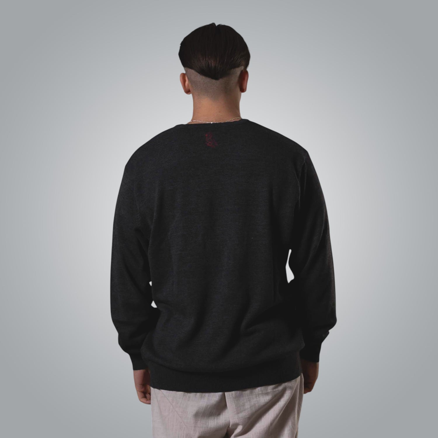 Пуловер Канатица – изглед отзад с класическа кройка и тъмен цвят