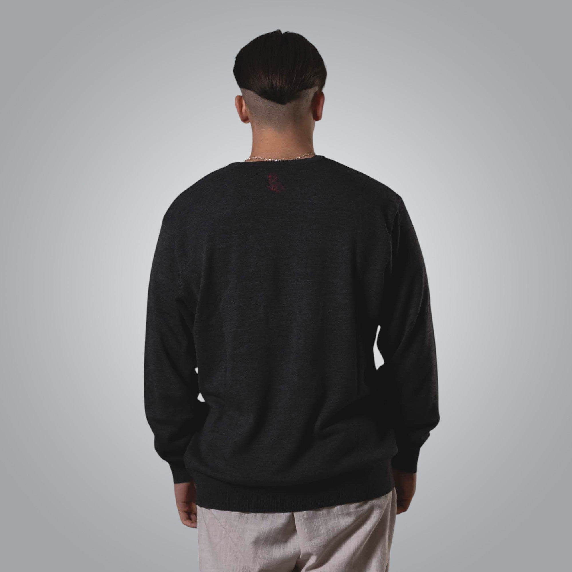 Пуловер Канатица – изглед отзад с класическа кройка и тъмен цвят