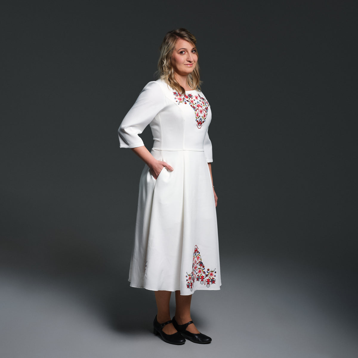 Бялата рокля със Самоковска шевица, странична поза