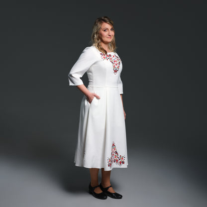 Бялата рокля със Самоковска шевица, странична поза