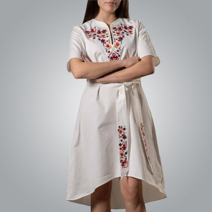 Детайл на туника със Самоковска шевица и колан