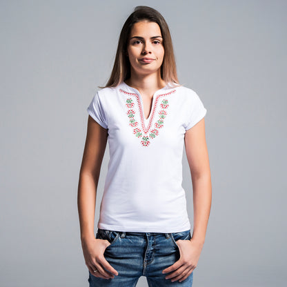 Дамска тениска с V-образно деколте бродирана с мотиви от шопско от Везба