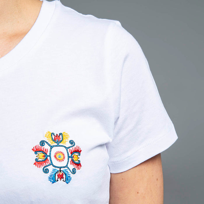 Дамска тениска бродирана с детайл от шевица "Плодородие" от Везба