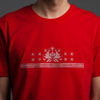 Червена тениска бродирана с шевица "Аз съм"