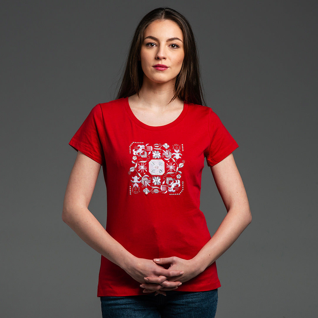 Червена дамска вталена тениска бродирана със самоковска шевица