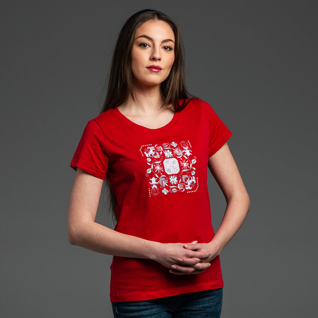 Червена дамска вталена тениска бродирана със самоковска шевица