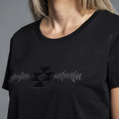 Дамска вталена тениска с бродирана ахроматична шевица &quot;Канатица&quot; от Везба