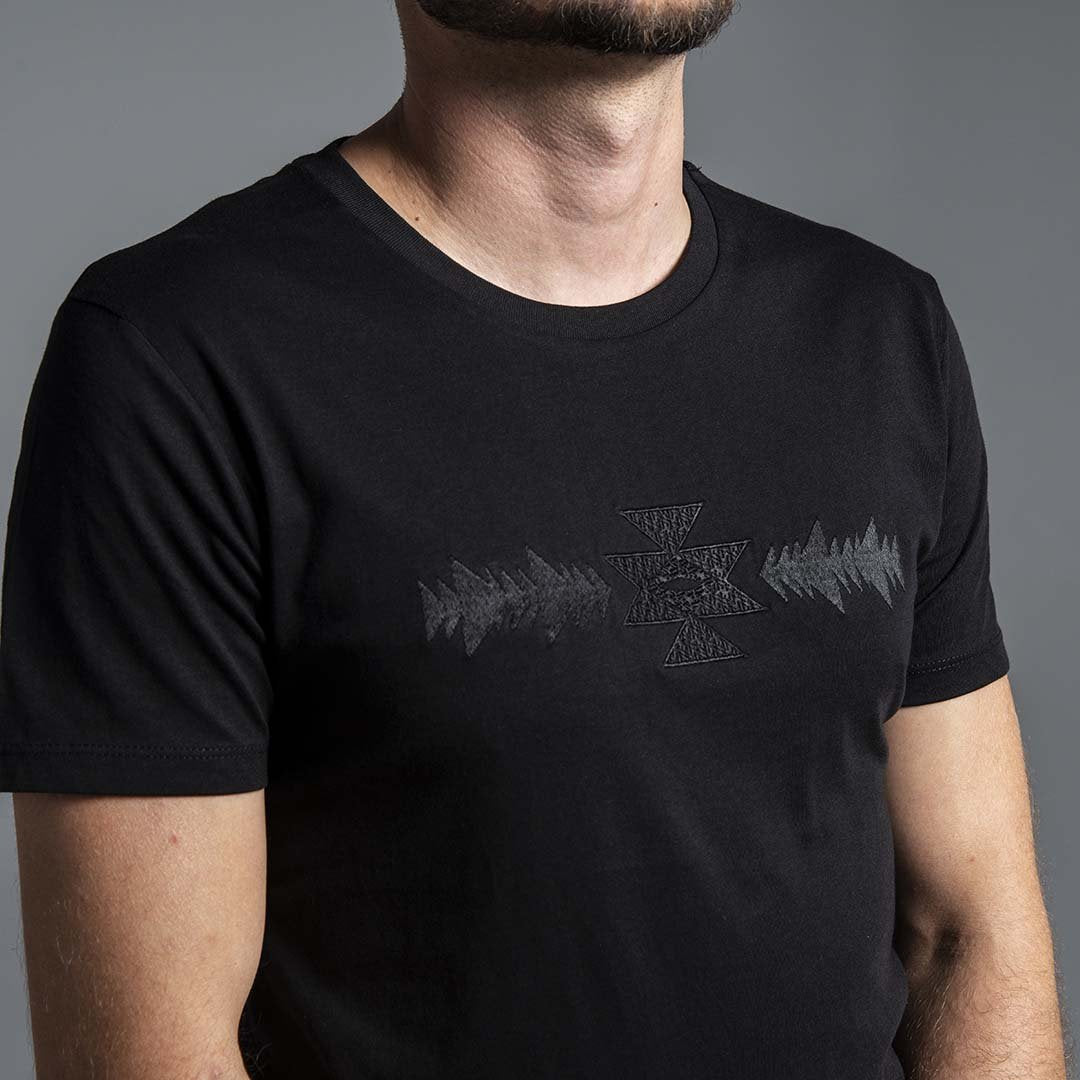 Мъжка тениска с бродирана ахроматична шевица &quot;Канатица&quot; от Везба