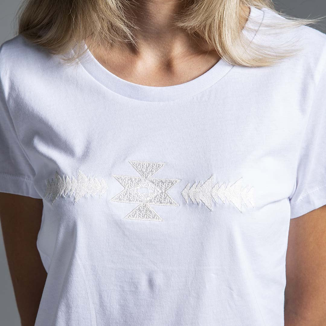 Дамска вталена тениска с бродирана ахроматична шевица &quot;Канатица&quot; от Везба