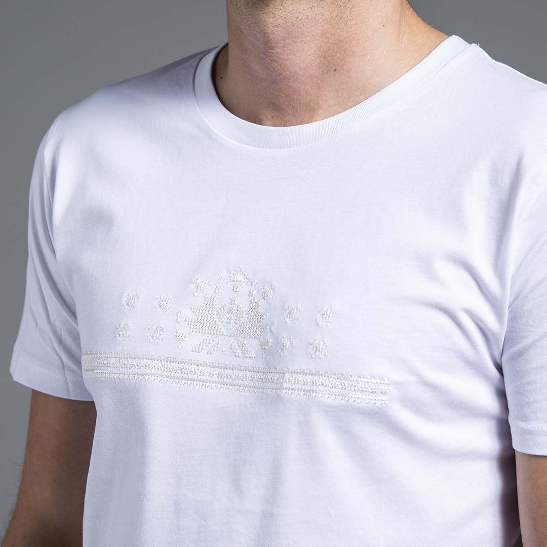 Мъжка тениска с бродирана ахроматична шевица &quot;Аз съм&quot; от Везба
