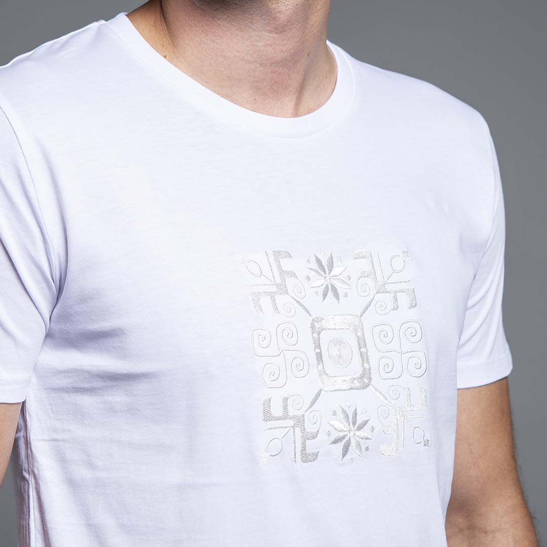 Мъжка тениска с бродирана ахроматична шевица &quot;Посоки&quot; от Везба
