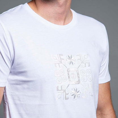 Мъжка тениска с бродирана ахроматична шевица &quot;Посоки&quot; от Везба