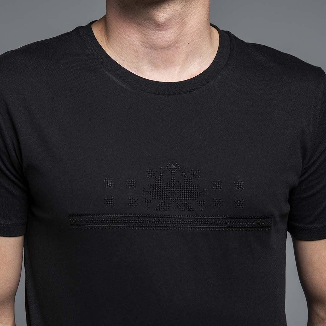 Мъжка тениска с бродирана ахроматична шевица &quot;Аз съм&quot; от Везба