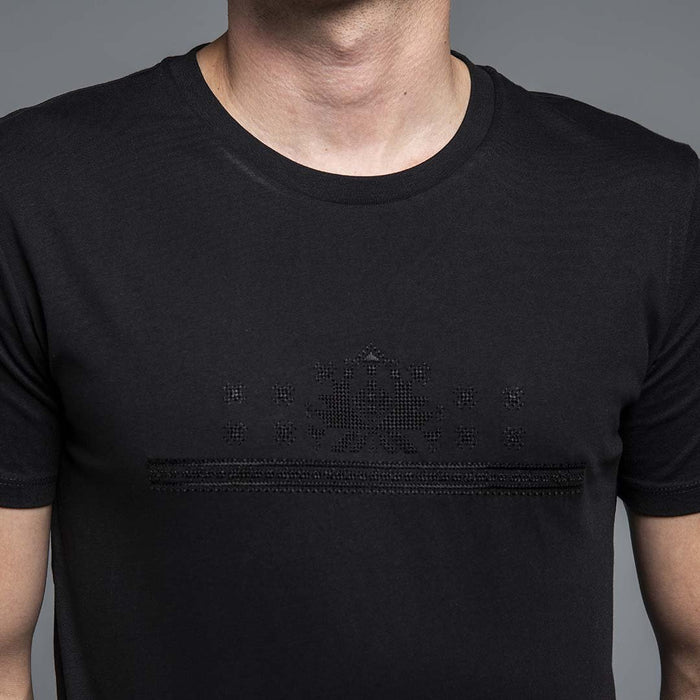Мъжка тениска с бродирана ахроматична шевица "Аз съм" от Везба